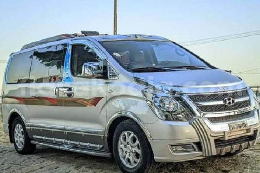 Grand Starex Rental – Comfortable and Spacious Van for Your Trips