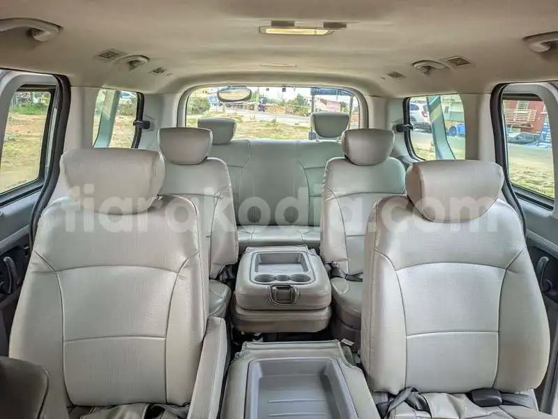 Grand Starex Rental – Comfortable and Spacious Van for Your Trips