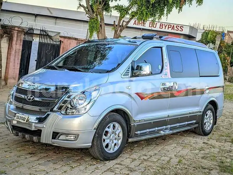 Grand Starex Rental – Comfortable and Spacious Van for Your Trips
